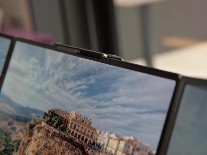 Die Verbindung erfolgt komplett über die Pogo-Pins des Magic-Bay-Anschlusses. (Bild: Martin Wolf/Golem.de)