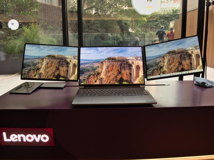 Die beiden Displays lassen sich wie zusätzliche Monitore verwenden. (Bild: Martin Wolf/Golem.de)