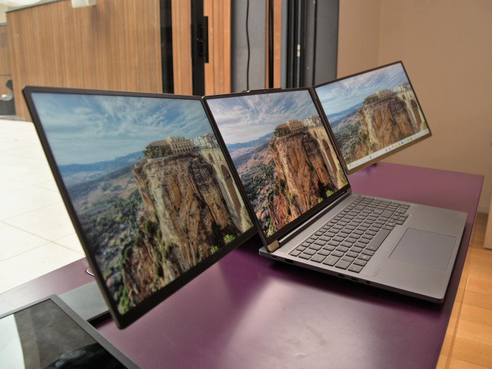 Die angeschlossenen Zusatzmonitore (Bild: Martin Wolf/Golem.de)