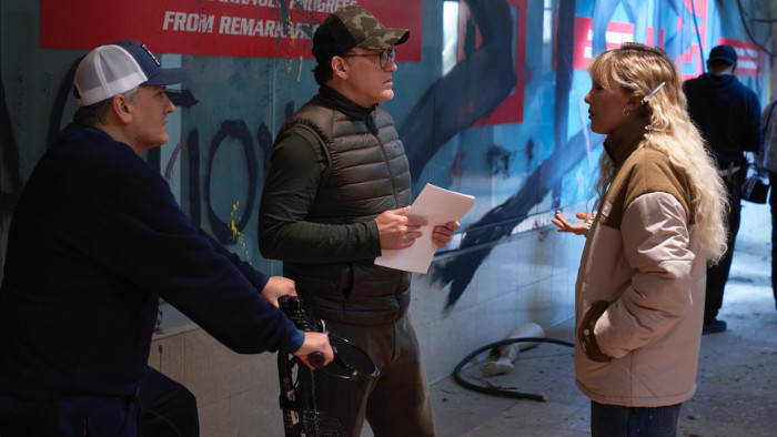 Die Russo-Brüder als Regisseure am Set mit Darstellerin Millie Bobby Brown. (Bild: Netflix)