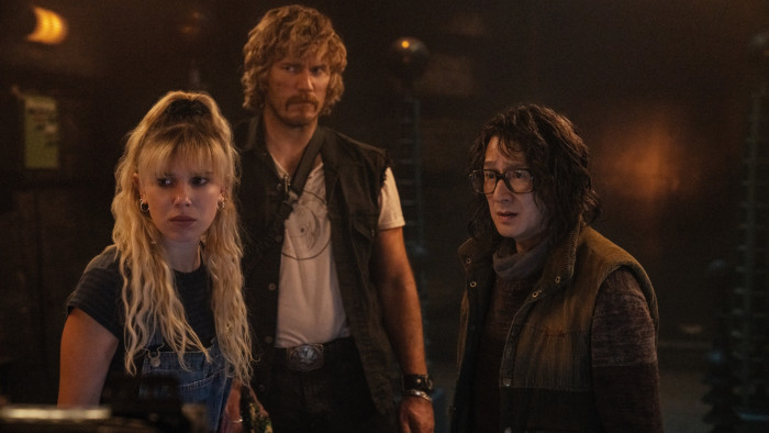 90er-Make-up und Frisuren wirken reichlich aufgesetzt ... und sind es im Falle der Haare wohl auch. (Bild: Netflix)