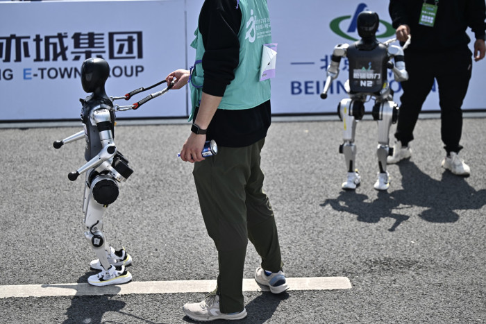 Die teilnehmenden Roboter durften von Technikern begleitet werden. (Bild: PEDRO PARDO/AFP via Getty Images)