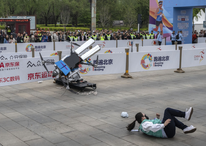 Nicht immer kamen die Roboter (und ihre Techniker) heil ans Ziel. (Bild: Kevin Frayer/Getty Images)