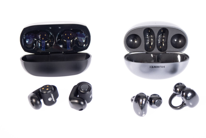 Links Boses Ultra Open Earbuds mit Laddetui, rechts Huaweis Freeclip mit Ladeetui (Bild: Martin Wolf/Golem.de)