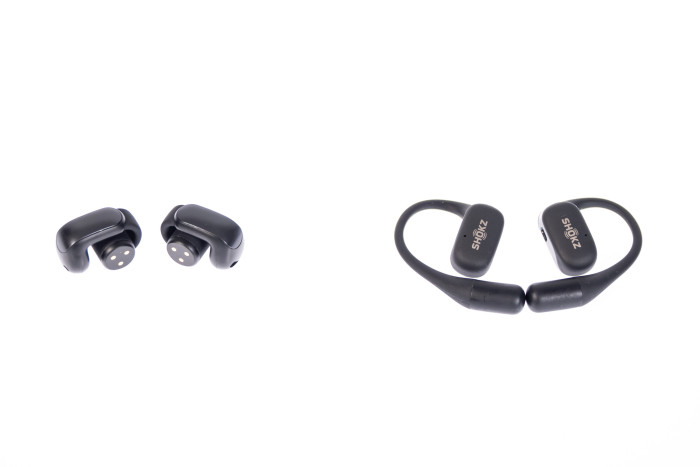 Links Boses Ultra Open Earbuds, rechts Shokz' Openfit (Bild: Martin Wolf/Golem.de)