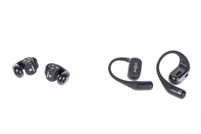 Links Boses Ultra Open Earbuds, rechts Shokz' Openfit (Bild: Martin Wolf/Golem.de)