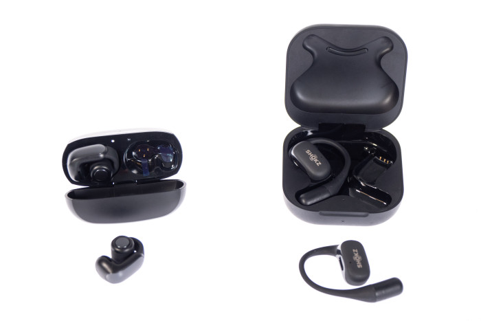 Links Boses Ultra Open Earbuds mit Ladeetui, rechts Shokz' Openfit mit Ladeetui (Bild: Martin Wolf/Golem.de)
