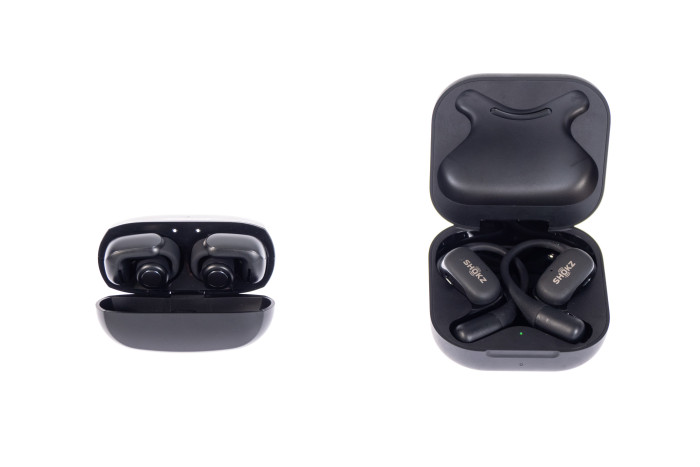 Links Boses Ultra Open Earbuds mit Ladeetui, rechts Shokz' Openfit mit Ladeetui (Bild: Martin Wolf/Golem.de)