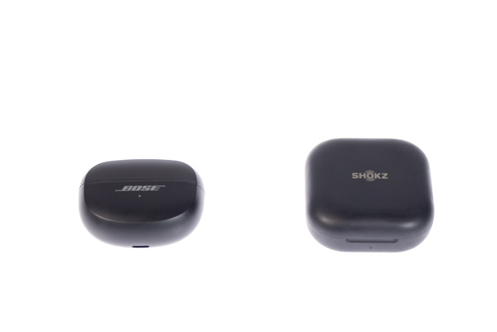 Links Ladeetui der Ultra Open, rechts Ladeetui der Openfit (Bild: Martin Wolf/Golem.de)