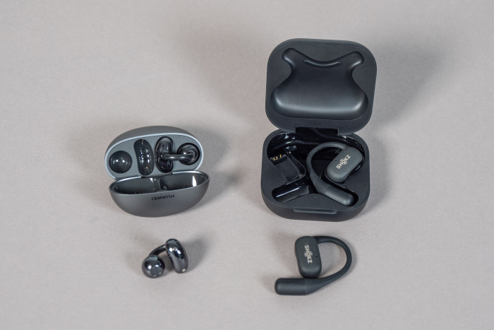 Links Huaweis Freeclip mit Ladeetui, rechts Shokz' Openfit mit Ladeetui (Bild: Martin Wolf/Golem.de)