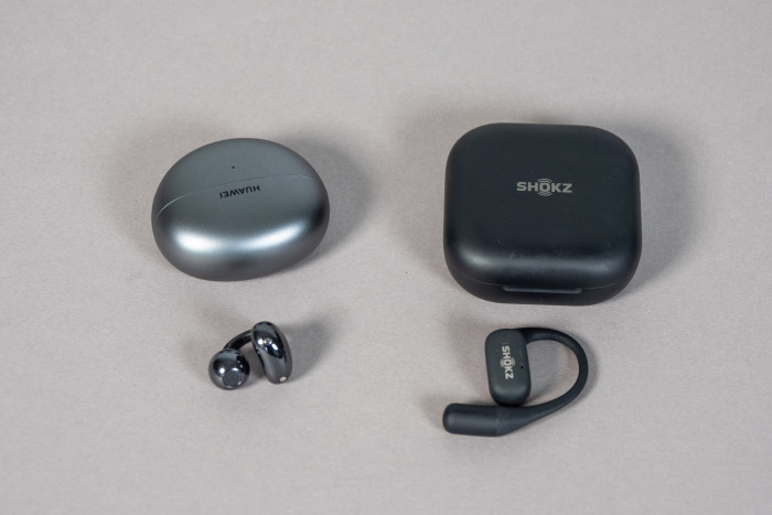 Links Huaweis Freeclip mit Ladeetui, rechts Shokz' Openfit mit Ladeetui (Bild: Martin Wolf/Golem.de)