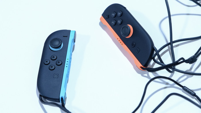 Die Joy-Cons kommen im neuen Design. (Bild: Oliver Nickel/Golem.de)