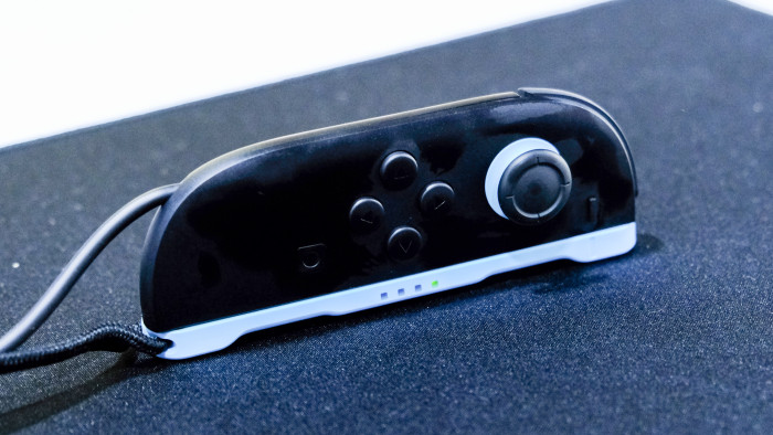 Auf die Seite gestellt, dient der Joy-Con als Mausersatz. (Bild: Oliver Nickel/Golem.de)