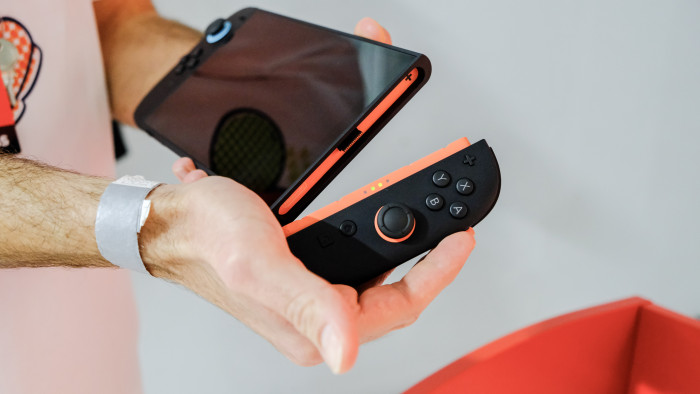 Die Joy-Cons lassen sich leicht abnehmen. (Bild: Oliver Nickel/Golem.de)