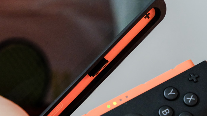 Die Kontakte sind offen, wenn wir die Controller lösen. (Bild: Oliver Nickel/Golem.de)