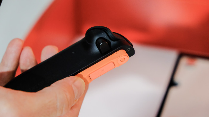 Auf der Rückseite befindet sich die Taste zum Entfernen der Joy-Cons. (Bild: Oliver Nickel/Golem.de)