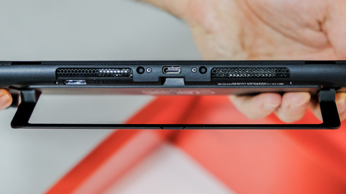 Die obere und untere Seite der Switch haben USB-C. Auch kann ein Klappständer genutzt werden. (Bild: Oliver Nickel/Golem.de)