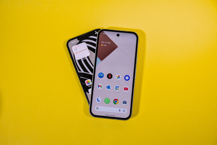 Das iPhone 16e und das Pixel 9a (Bild: Tobias Költzsch/Golem.de)