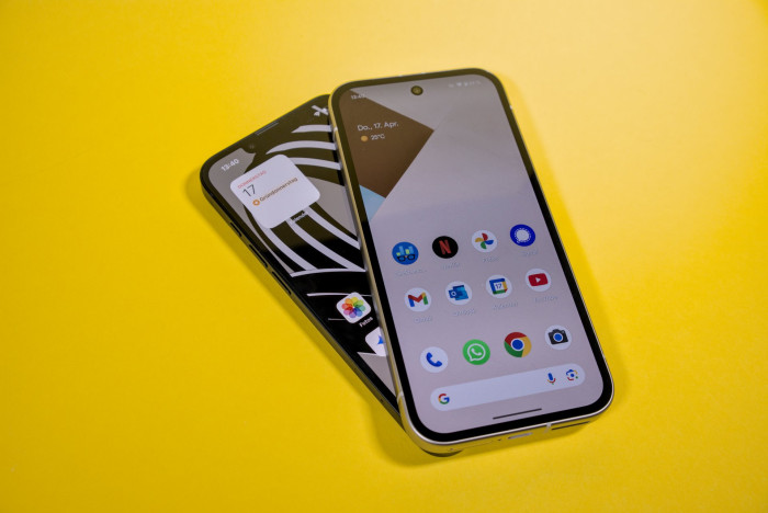 Das Pixel 9a ist mit 6,3 Zoll etwas größer als das iPhone 16e mit seinem 6,1-Zoll-Display. (Bild: Tobias Költzsch/Golem.de)