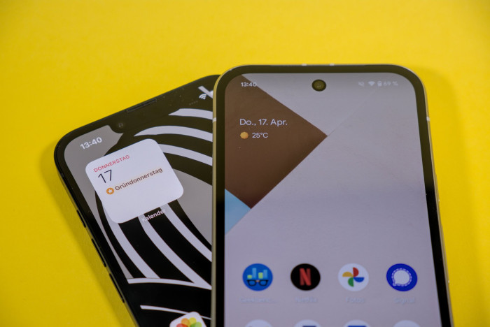 Beide Smartphones haben verhältnismäßig breite Rahmen um die Displays. (Bild: Tobias Költzsch/Golem.de)