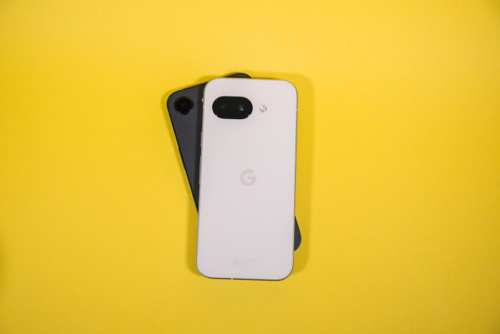 Das Pixel 9a hat zwei Kameras, das iPhone 16e nur eine. (Bild: Tobias Költzsch/Golem.de)
