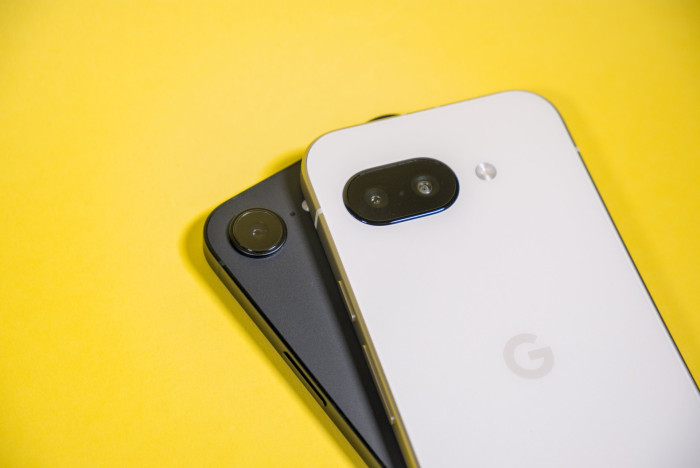 Beim Pixel 9a sind die Kameras zudem fast plan zur Rückseite verbaut. (Bild: Tobias Költzsch/Golem.de)