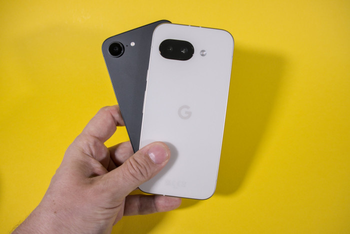 Das iPhone 16e hat eine Rückseite aus Glas, die des Pixel 9a ist aus Kunststoff. (Bild: Tobias Költzsch/Golem.de)