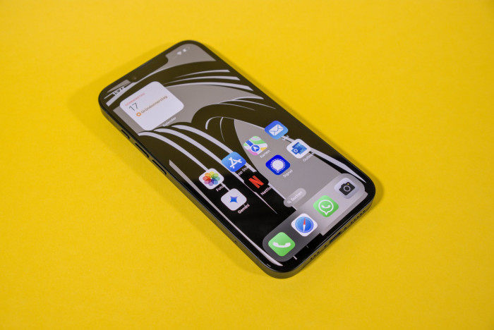 Das iPhone 16e (Bild: Tobias Költzsch/Golem.de)