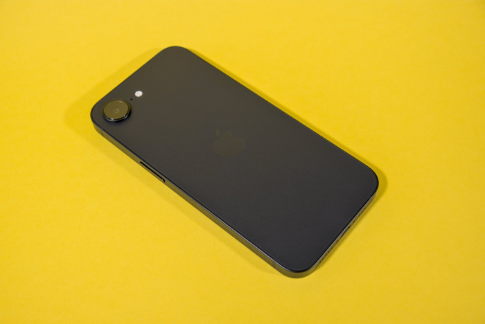 Das iPhone 16e (Bild: Tobias Költzsch/Golem.de)