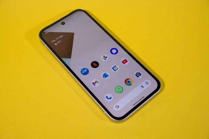 Das Pixel 9a (Bild: Tobias Költzsch/Golem.de)