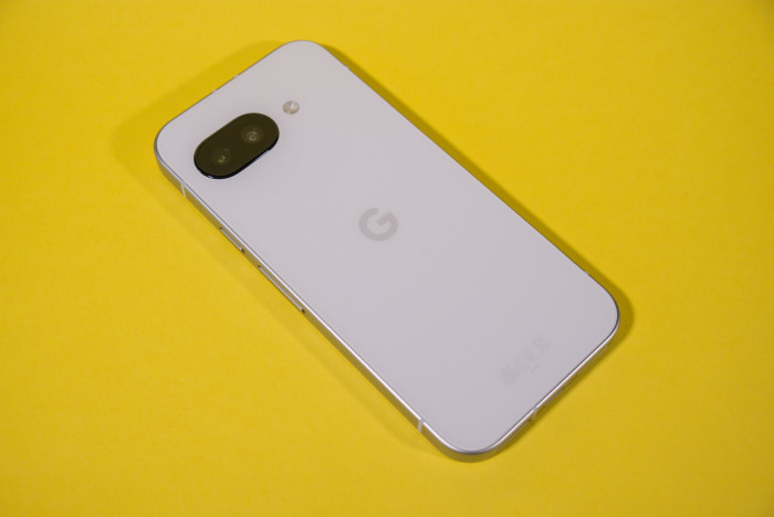 Das Pixel 9a (Bild: Tobias Költzsch/Golem.de)