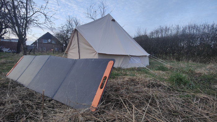 Solche flexiblen Solarmodule sind transportabel und im Winter leichter zu verstauen. Seine 200 Watt Peakleistung hat das Panel aber noch nie erreicht. (Bild: Dennis Ziesecke)
