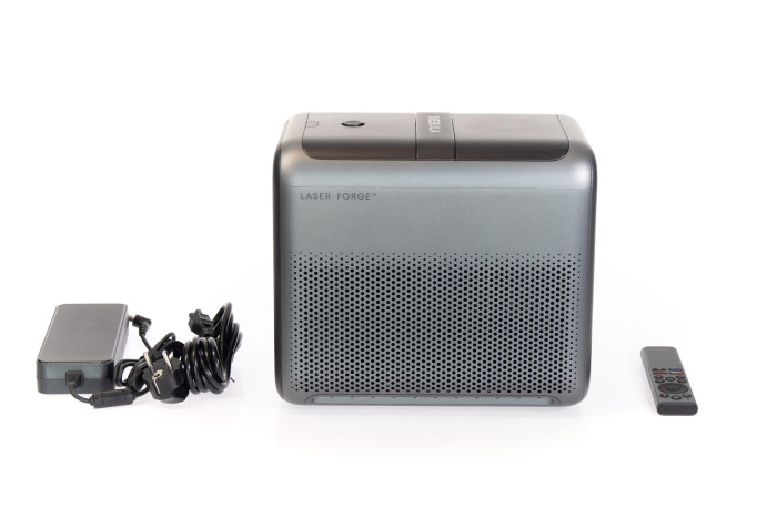 Im Lieferumfang befinden sich der Nebula X1, eine Fernbedienung und das Netzteil.