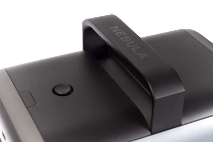 Der Griff ist im Gehäuse versenkt und fährt aus, wenn darauf gedrückt wird.