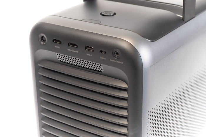 An der Rückseite sind alle Anschlüsse gut zu erreichen.