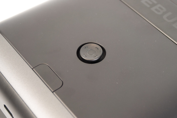 Auch ohne App oder Fernbedienung kann der X1 bedient werden.