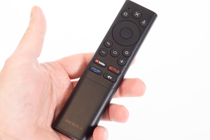 Die Fernbedienung aktiviert ihre Tastenbeleuchtung, sobald sie in der Hand gehalten wird.