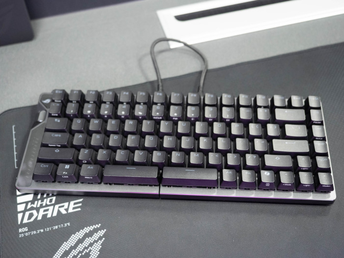 Die Asus ROG Falcata ist eine 75-Prozent-Tastatur.