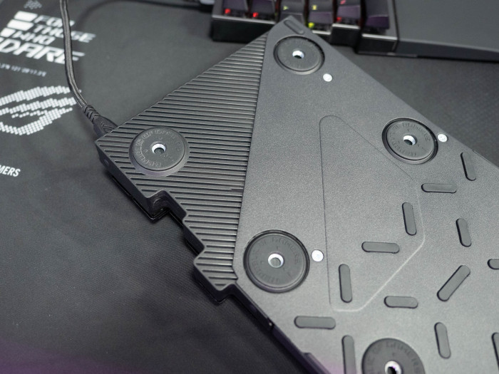 An der Unterseite lässt sich der Neigugnswinkel anpassen.