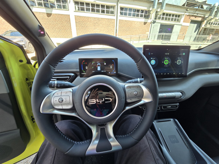 Das Cockpit des Dolphin Surf wirkt aufgeräumt und bietet ausreichend Platz. (Bild: Tobias Költzsch/Golem.de)