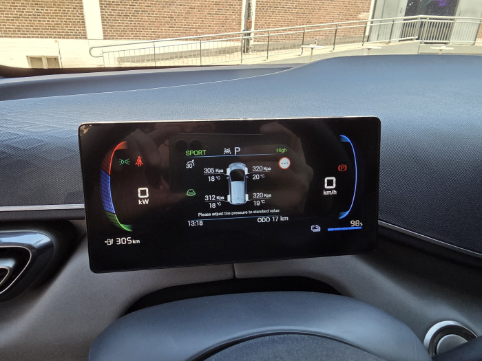 Das kleine Display hinter dem Lenkrad zeigt alle wichtigen Informationen an. (Bild: Tobias Költzsch/Golem.de)