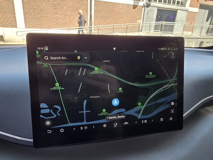Das zentrale Display ist in einer guten Höhe verbaut. (Bild: Tobias Költzsch/Golem.de)