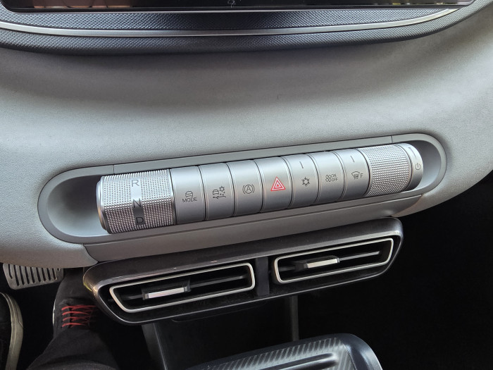 Die physischen Buttons erlauben unter anderem eine teilweise Steuerung der Klimaanlage. (Bild: Tobias Költzsch/Golem.de)