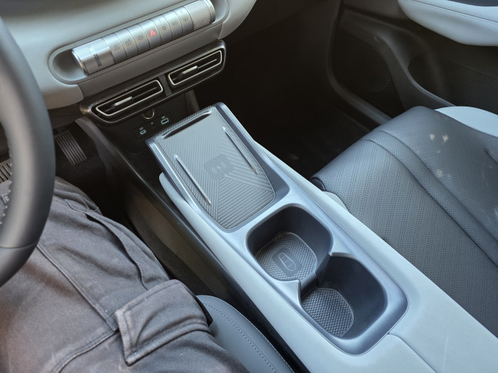 In der Comfort-Version gibt es eine Ladeschale für Smartphones. (Bild: Tobias Költzsch/Golem.de)