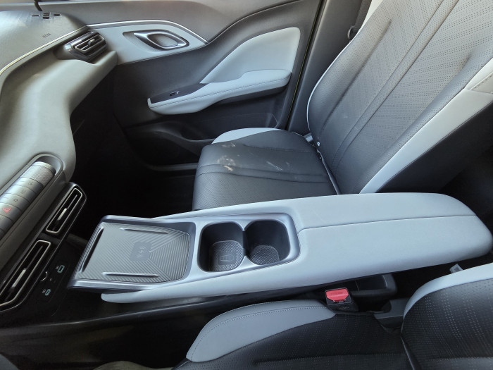 Die Mittelkonsole ist gepolstert und bequem. (Bild: Tobias Költzsch/Golem.de)