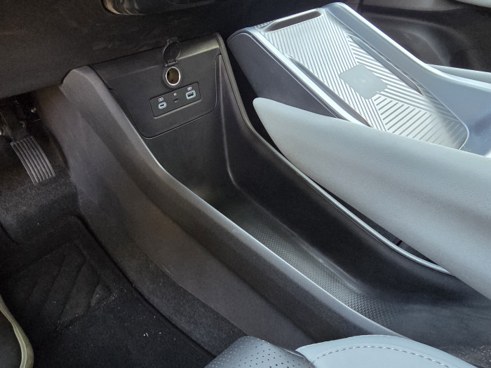 Unter der Mittelkonsole ist ein weiteres Staufach. (Bild: Tobias Költzsch/Golem.de)