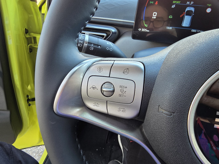 Der große Bildschirm lässt sich über einen separaten Knopf auf dem Lenkrad drehen - eine eher unnötige Funktion, finden wir. (Bild: Tobias Költzsch/Golem.de)