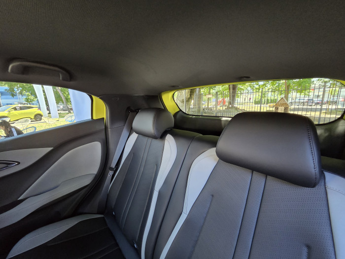 Die Rücksitze sind bequem. (Bild: Tobias Költzsch/Golem.de)