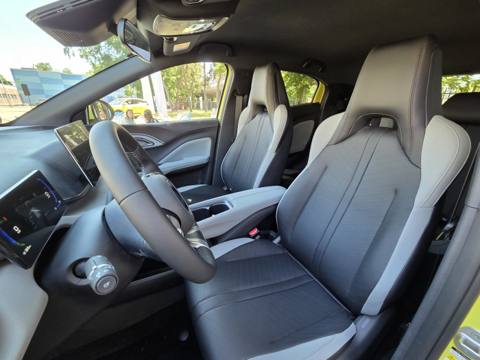 Die Frontsitze sind sportlich und bieten eine gute seitliche Stützung. (Bild: Tobias Költzsch/Golem.de)