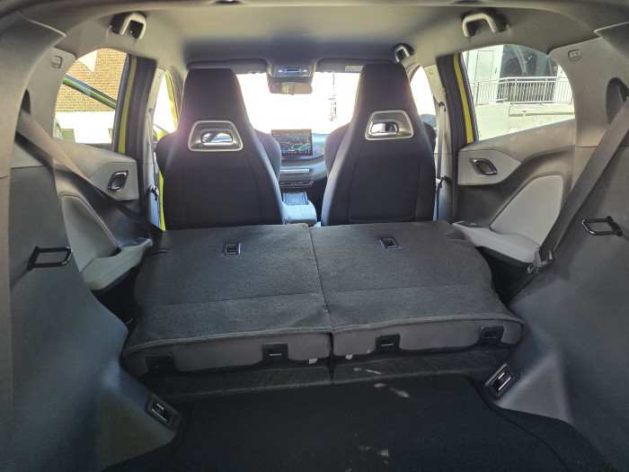 ... oder komplett nach vorne klappen. Das Kofferraumvolumen steigt dann auf 1.037 Liter. (Bild: Tobias Költzsch/Golem.de)